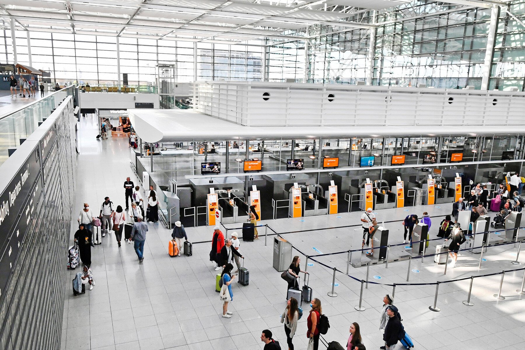 Passagiere in der zentralen Halle des Terminal 2 Fotograf
Alex Tino Friedel. Copyright Flughafen München