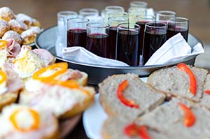 Buchen Sie Räume, Catering und Extraleistungen mit Outlook